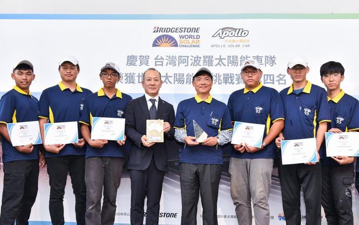 今年由台灣太陽能車教父艾和昌教授率領12名在校生與7名各個專業領域的優良校友組成超強團隊_普利司通提供